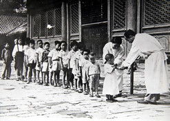 1950年初，位于天坛的中央防疫处（国药集团中国生物北京生物制品研究所前身）为儿童接种疫苗